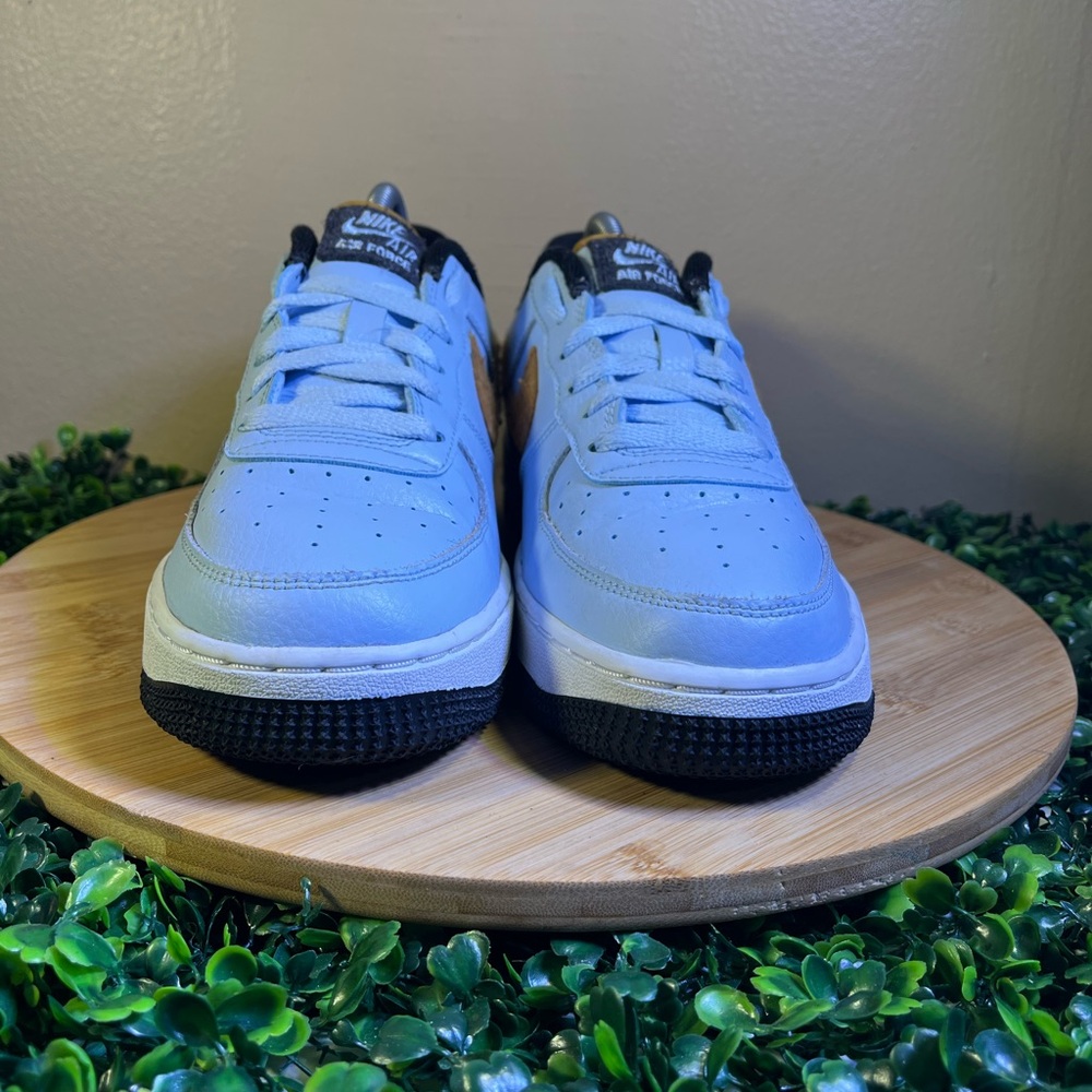 🔥 AIR FORCE 1 FELT GS CELESTINE BLUE GOLD KIDS 
SZ 6.5 WOMENS SZ 8  BV6058-400 - Picture 3 of 11